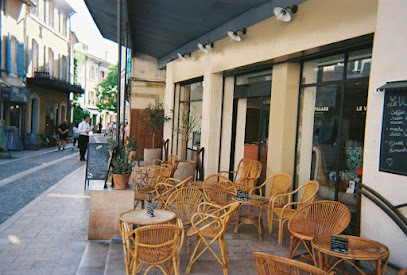 Le Village - Coffee Shop, Salon De Thé & Glacier, Concept Store, Restaurant, Magasin De Thé à Saint-Rémy-de-Provence